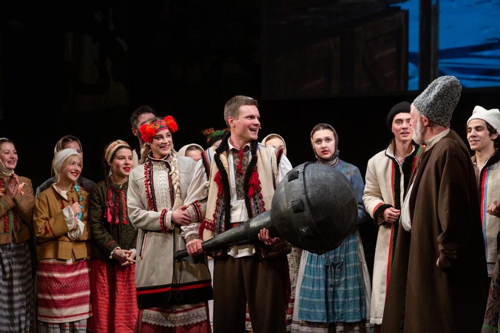 Сцена з вистави "Котигорошко"