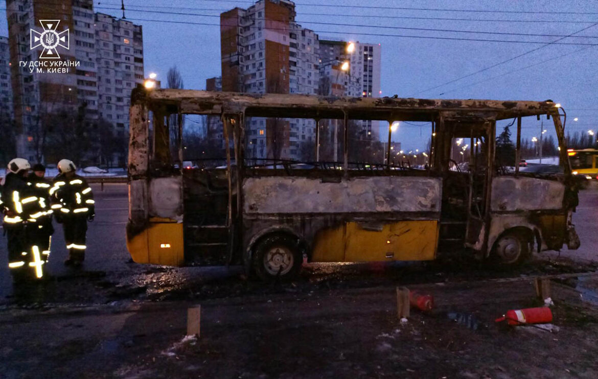 У Голосіївському районі згоріла маршрутка.