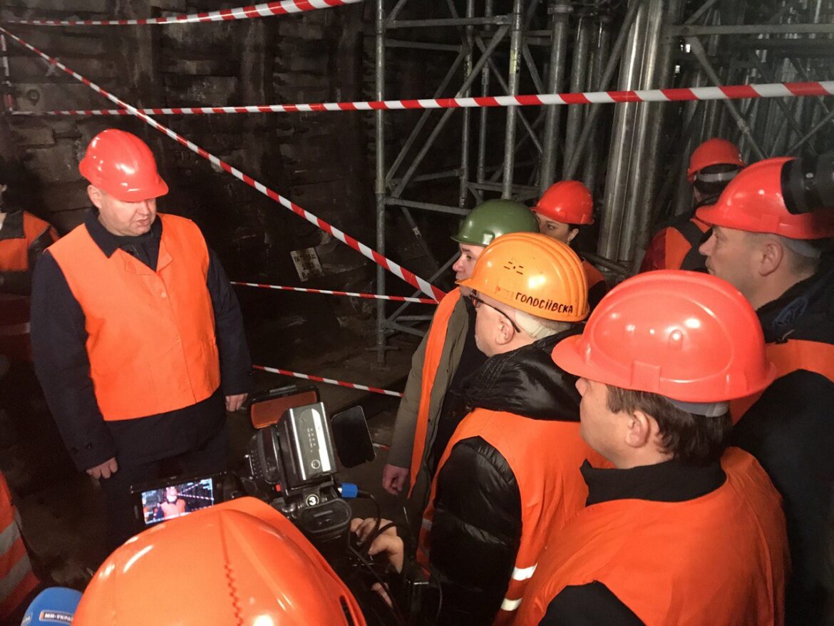 Депутати Київради працюють на місці аварії метро.