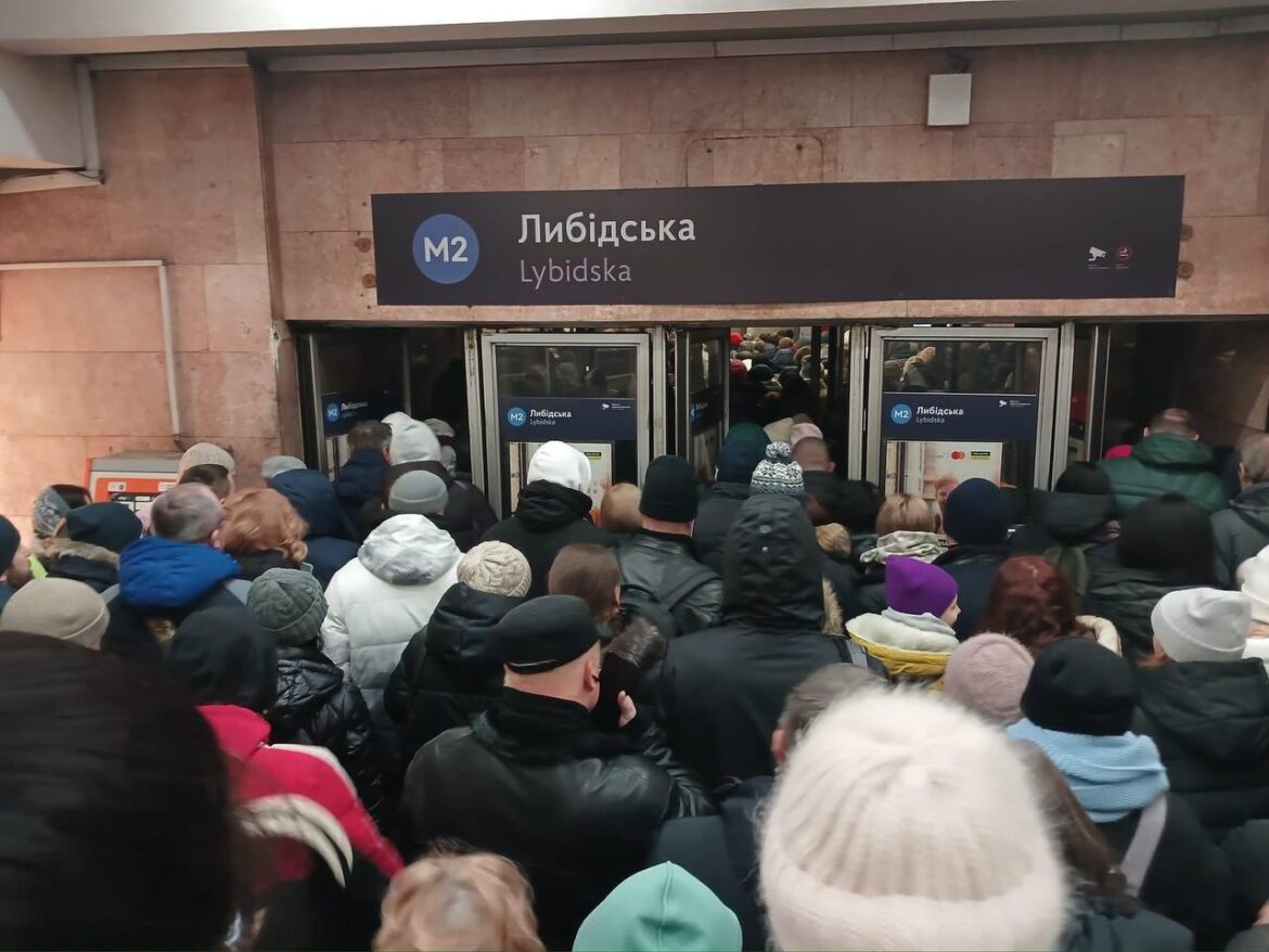 Транспортний колапс у метро.