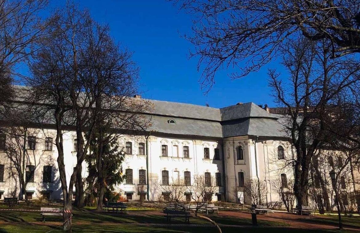 Архів-музей літератури і мистецтва знову хочуть виселити.