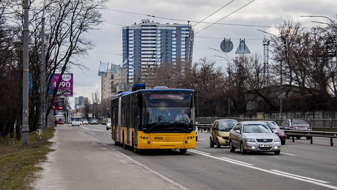 Кияни закликають міську владу припинити ганебну практику зупинки громадського транспорту під час оголошення повітряних тривог.