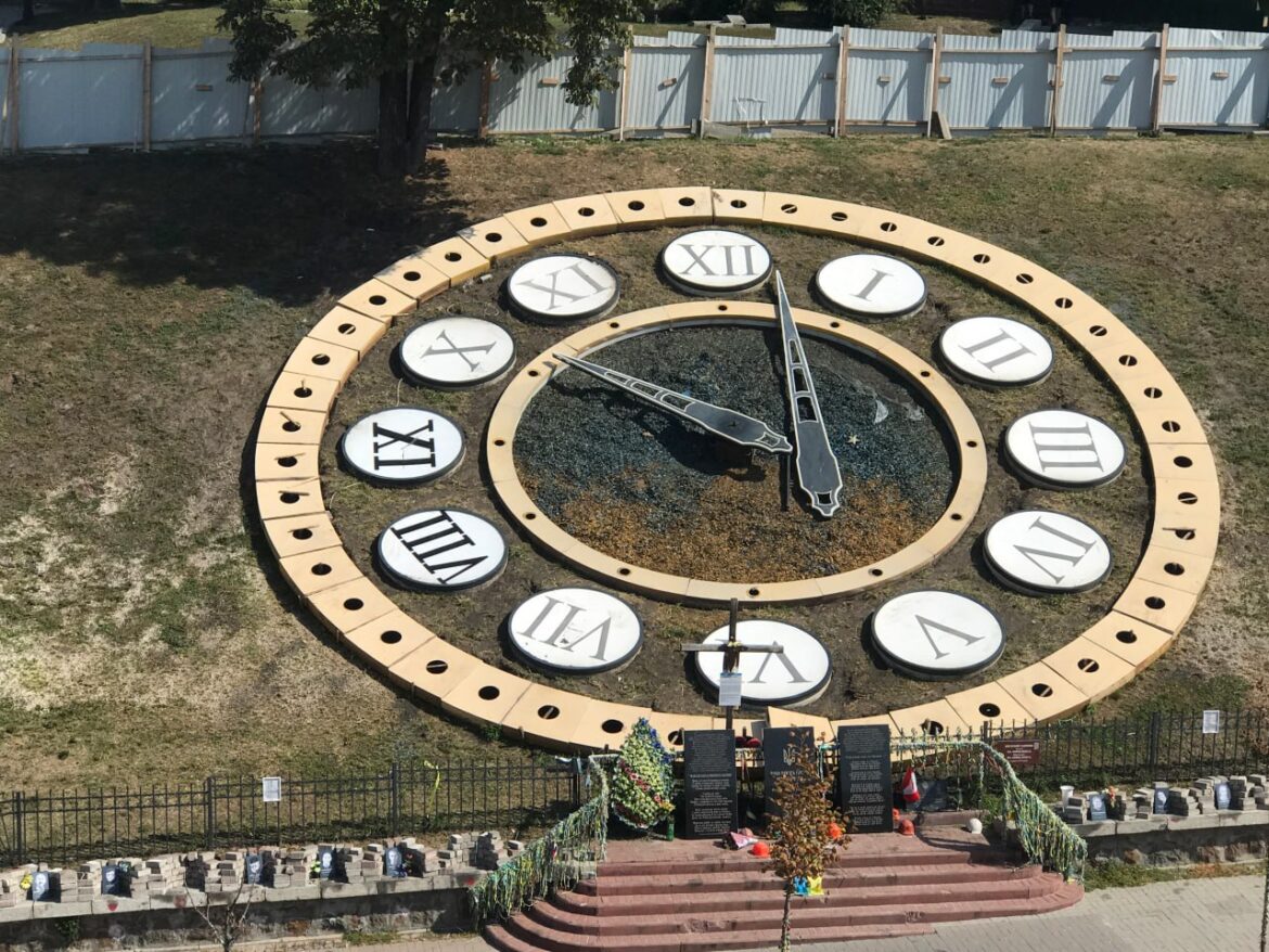 Через кримінальне провадження не ремонтують Квітковий годинник.