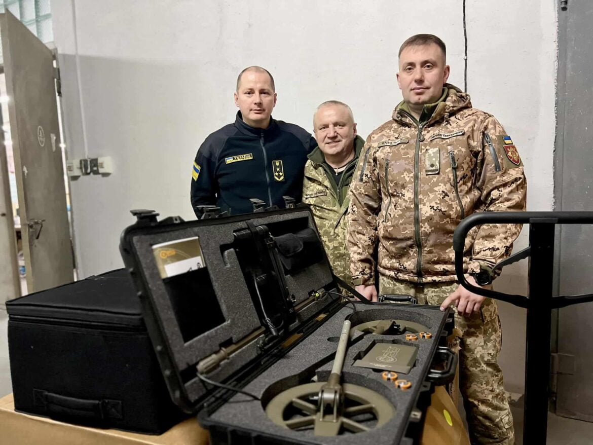 Митники передали ЗСУ обладнання для розмінування.