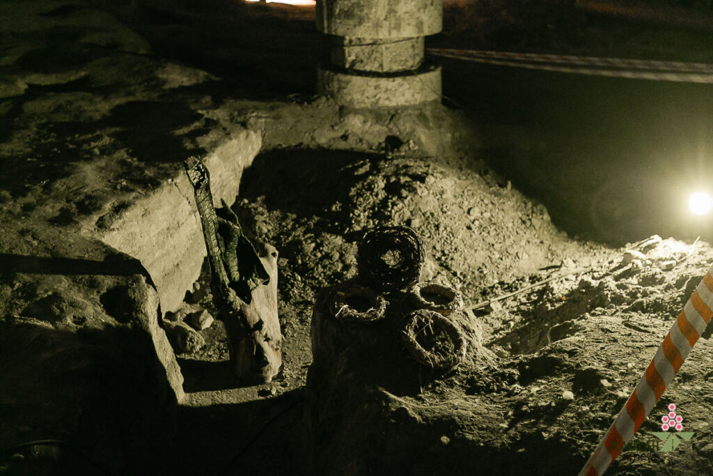 Археологічні артефакти в котловані на Поштовій площі