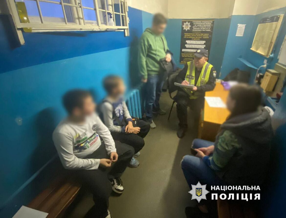 Столичні правоохоронці встановили особу, яка на станції метро «Арсенальна» кинула в вагон потяга предмет, схожий на вибухівку,