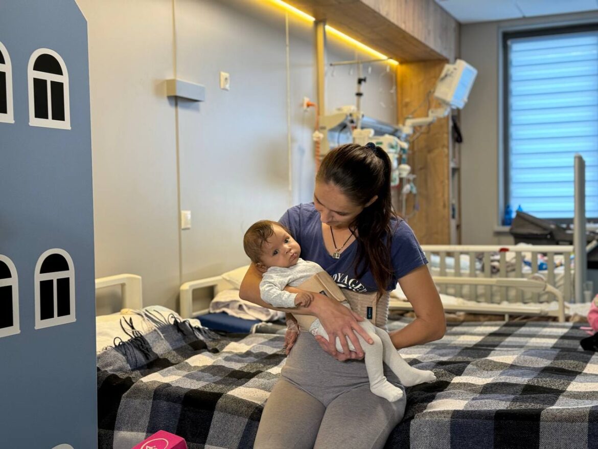 В Національній дитячій спеціалізованій лікарні повідомили, що це - перша моносегментна трансплантація печінки від дорослого в Україні для пацієнта такого віку.