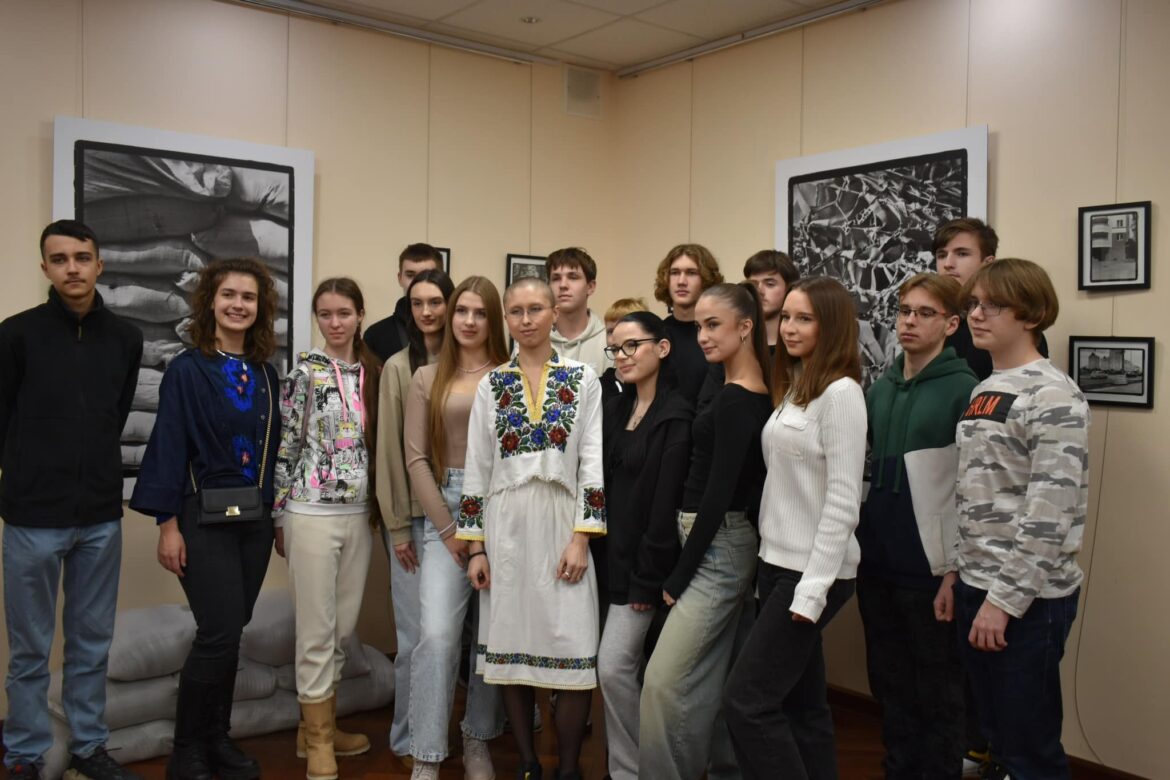 У Бібліотеці імені Героїв Небесної Сотні для дітей відкрили виставку Дар'ї Пишної «Призма Оболоні», де представлені фотороботи про рідну Оболонь.