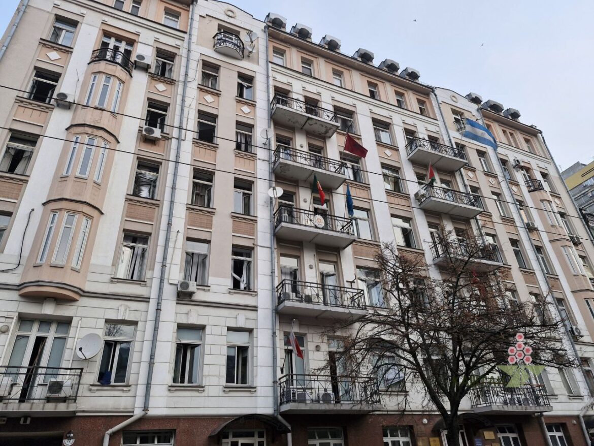 Під час російського ракетного обстрілу столиці в пʼятницю зазнали пошкоджень посольства Албанії, Аргентини, Палестини, Північної Македонії, Португалії та Чорногорії.