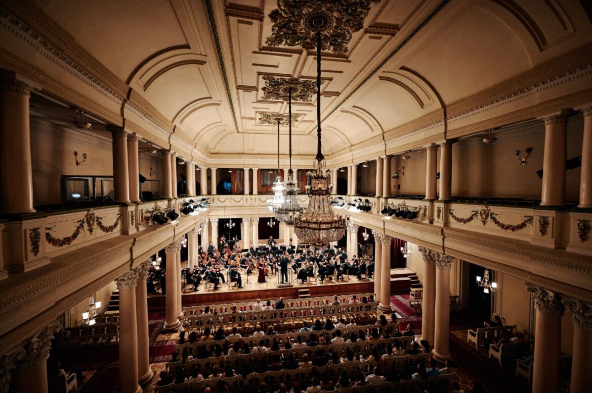 Кияни та гості міста матимуть змогу насолодитися симфонічним звучанням українських Різдвяних колядок у виконанні американської скрипальки.