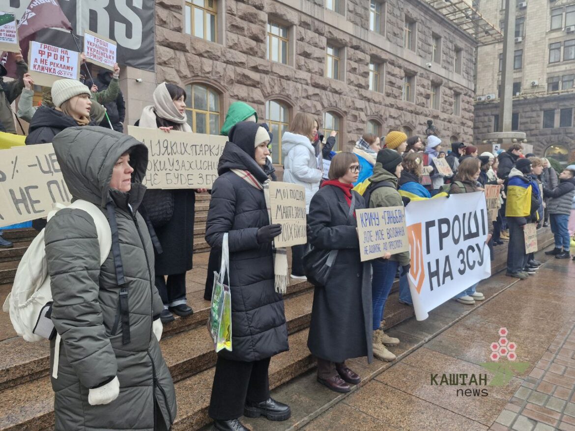 Незважаючи на війну, столична влада живе в режимі мирного часу, заявив депутат Київради Андрій Вітренко.