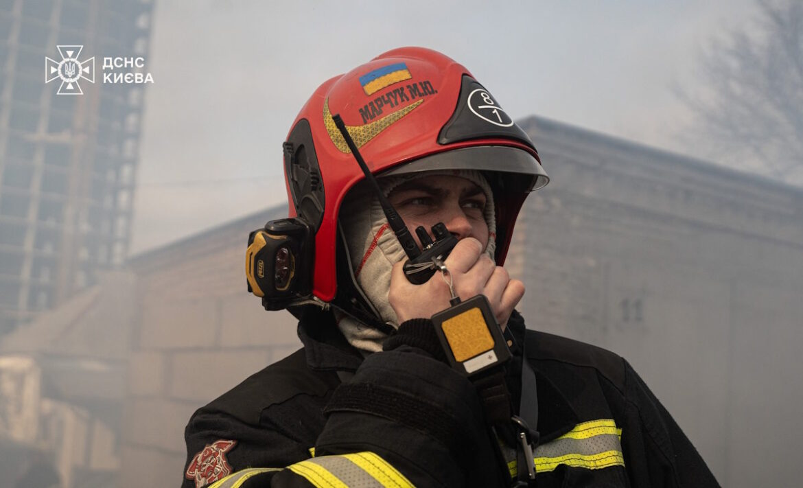 Сьогодні вночі на столичній Оболоні через займання сміття згоріли три приватні автівки, припарковані у дворі дев’ятиповерхового житлового будинку.