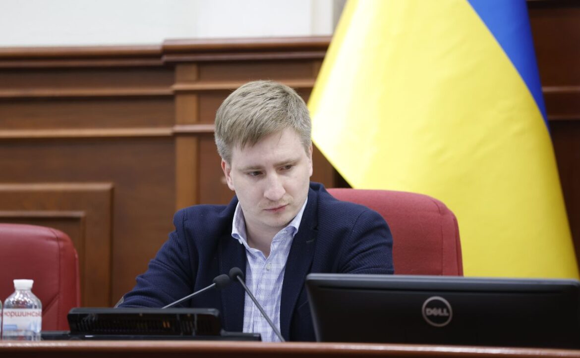Заступник Київського міського голови-секретар Київради Володимир Бондаренко написав заяву з проханням відсторонити його від обов’язків