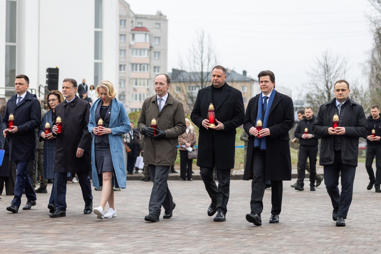 У третю річницю звільнення Бучі Президент України Володимир Зеленський і перша леді Олена Зеленська вшанували пам’ять убитих українців та українок