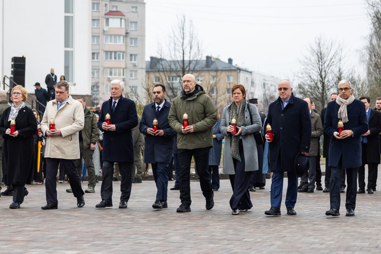 У третю річницю звільнення Бучі Президент України Володимир Зеленський і перша леді Олена Зеленська вшанували пам’ять убитих українців та українок.