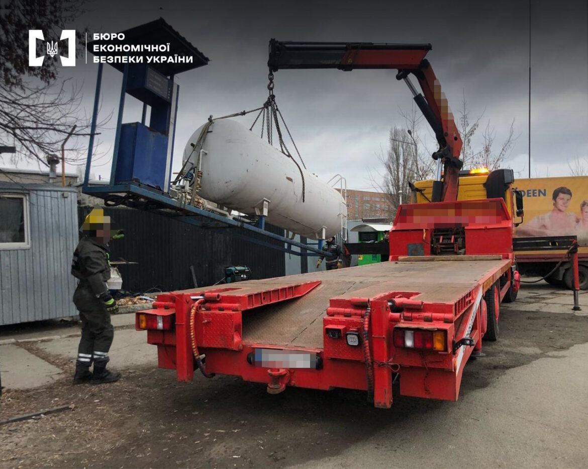 Детективи столичного управління Бюро економічної безпеки виявили в Дніпровському районі міста кустарну автозаправну станцію