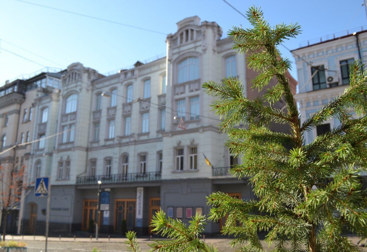 Колектив Молодого театру вимагає від міської влади звільнення директора-художнього керівника закладу.