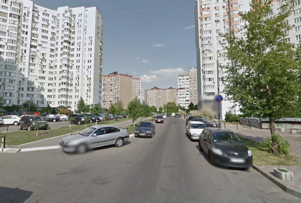 Мешканці вулиці Бориса Гмирі закликають міські служби звільнити пішохідну частину в напрямку метро від хаотично припаркованих автомобілів.