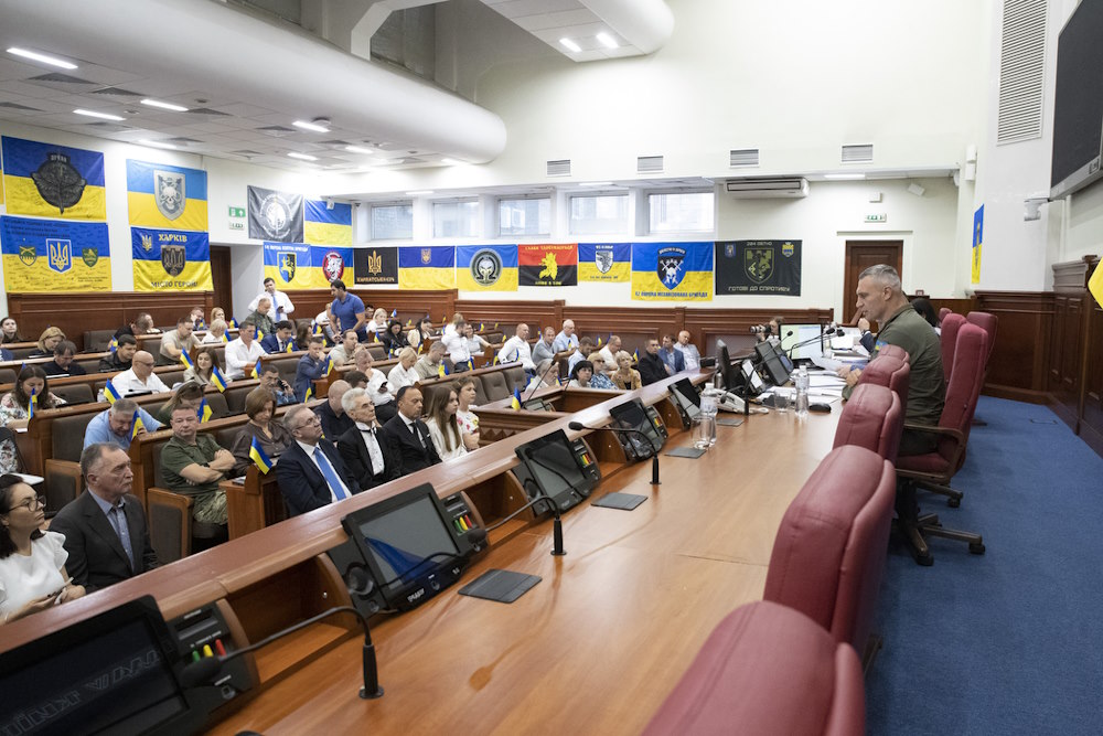 Київська міська рада замовила офісні крісла на 377 тисяч 833 гривні.