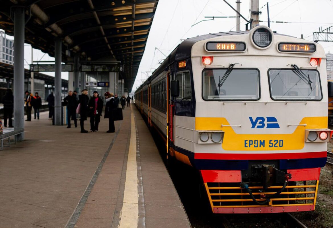 З кінця квітня на п’ять днів на деяких станціях міської електрички буде змінено схему посадки та висадки пасажирів.