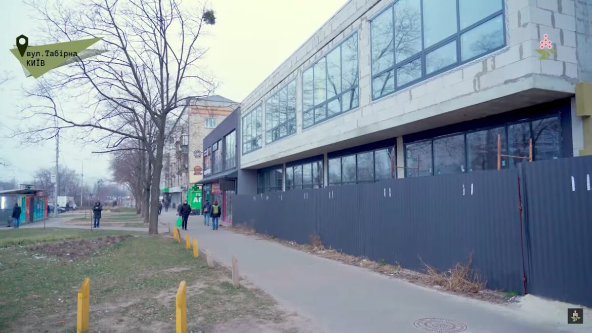 У Шевченківському районі столиці триває незаконне будівництво за так званою «туалетною схемою».