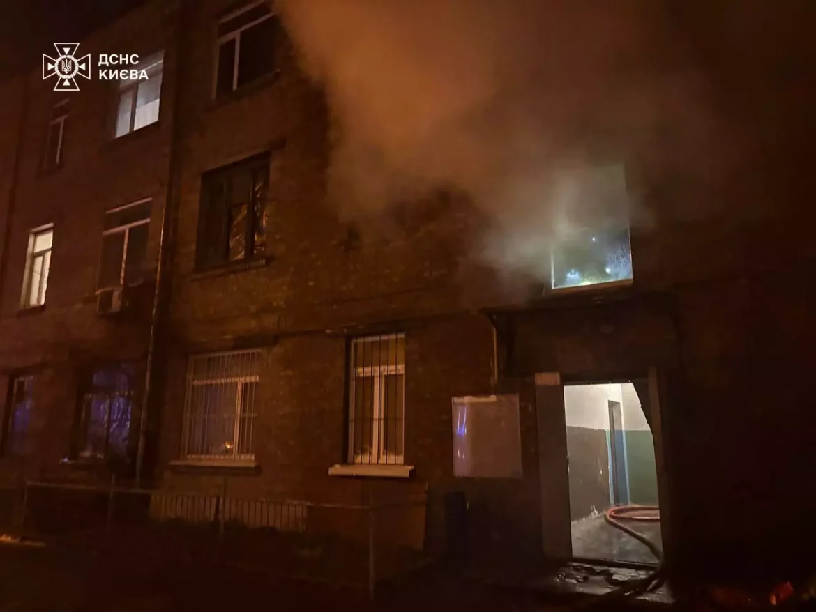 Учора пізно ввечері в Подільському районі столиці сталася пожежа в квартирі триповерхового будинку.