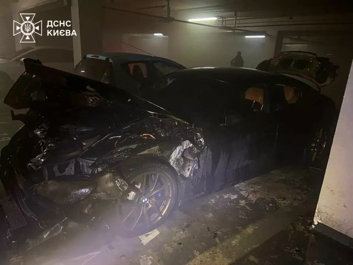 В одному з підземних паркінгів Дніпровського району пожежні підрозділи майже годину гасили полум’я, яке виникло в припаркованій іномарці.