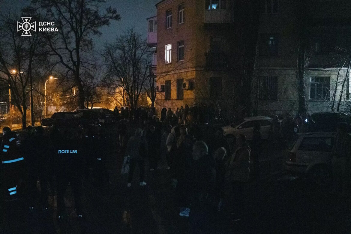Сьогодні вночі на столичному Подолі спалахнула пожежа в 9-поверховому гуртожитку.