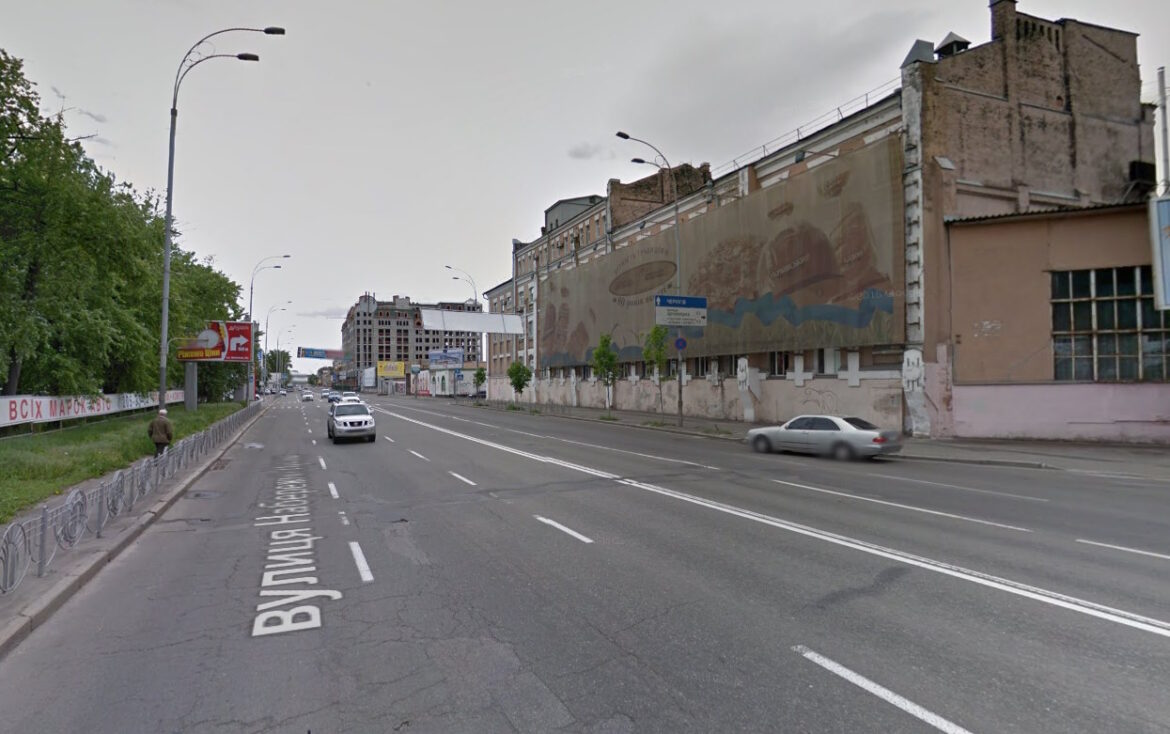 Відсьогодні та від завтра на п’ять діб ускладниться рух автотранспорту вулицями Набережно-Луговою та Набережно-Хрещатицькою.