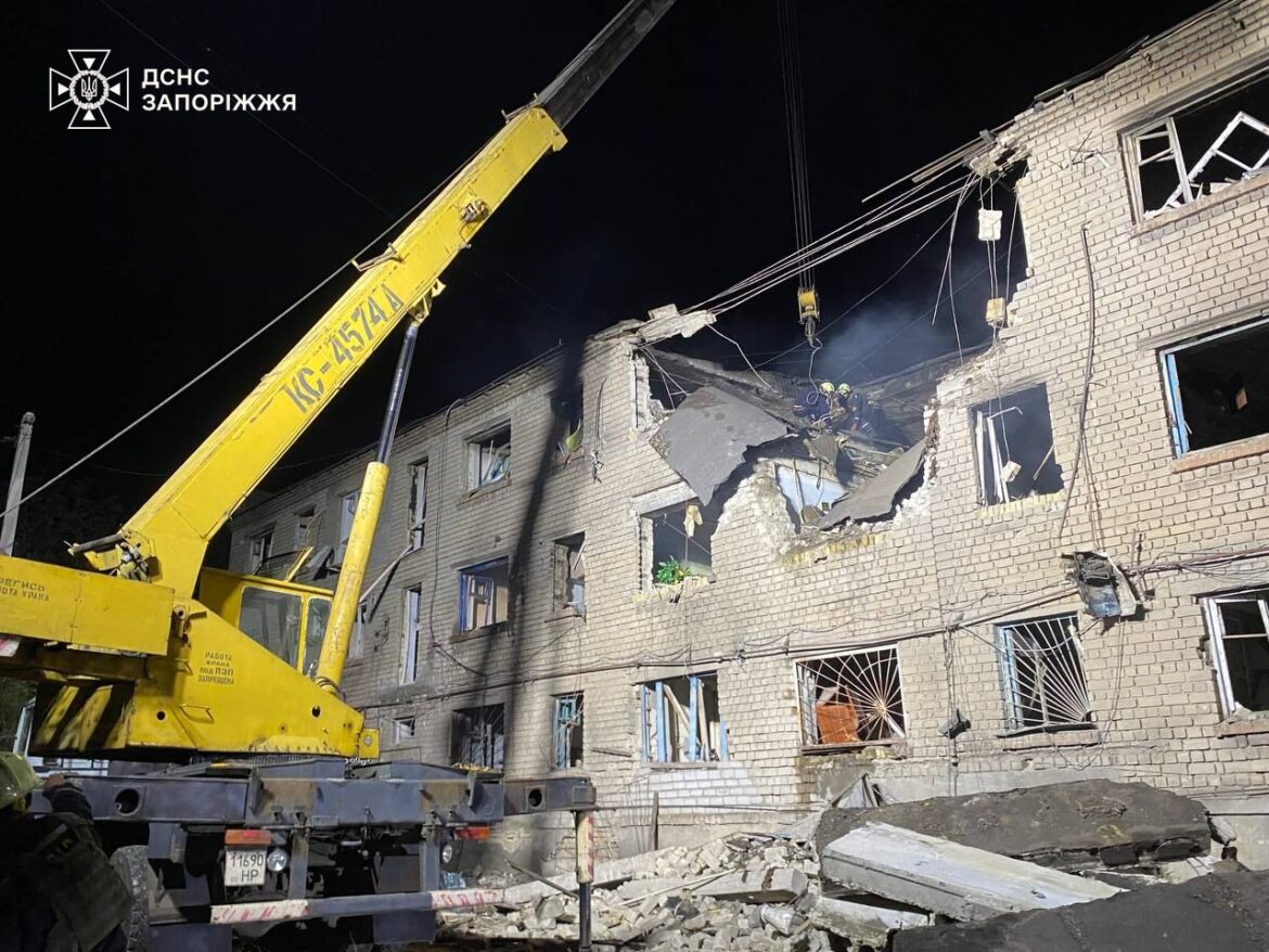 Вчора пізно ввечері російські окупанти завдали масованого повітряного удару по Запоріжжю, застосувавши безпілотники.