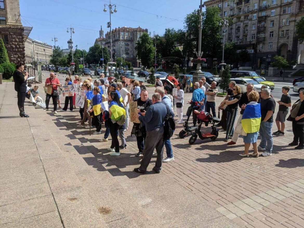 Біля будівлі КМДА проходить акція протесту проти знесення МАФів у столиці.