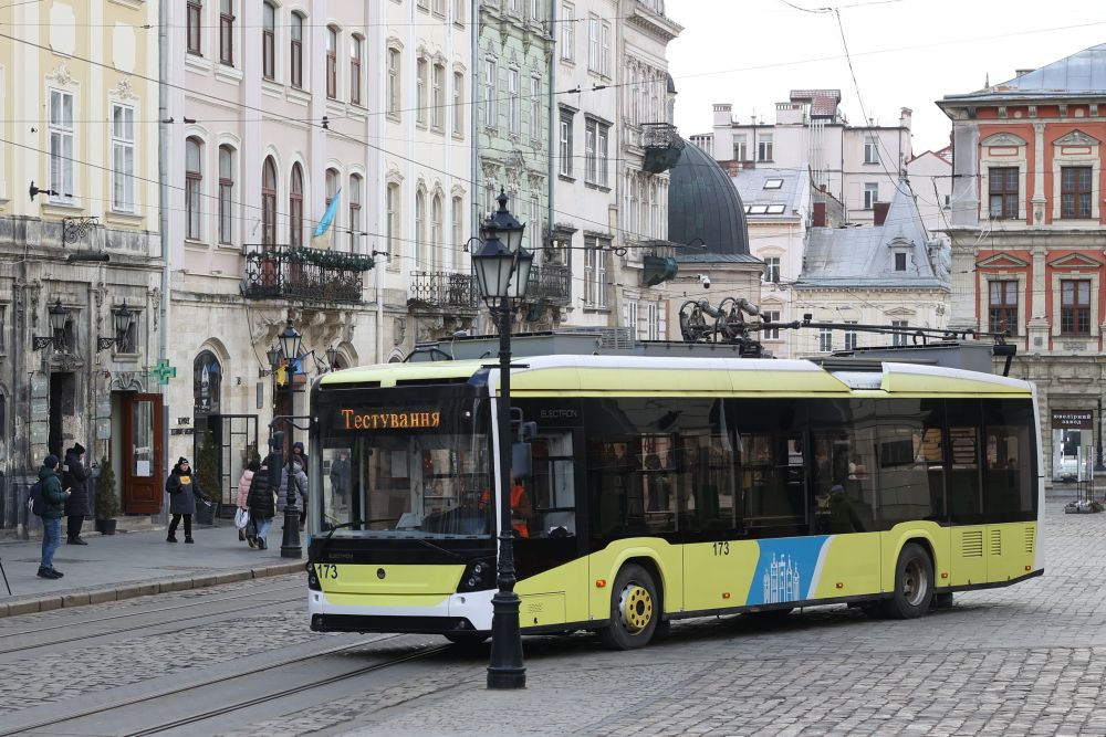 тролейбус з автономним ходом