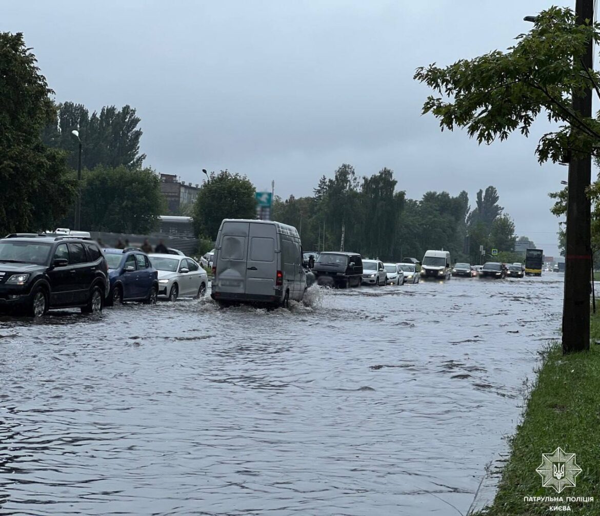 Потоп у Києві через зливу.