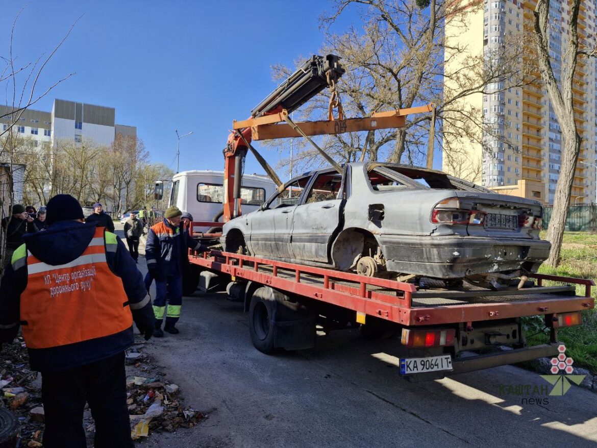 Евакуація покинутих авто на Мінському масиві. Фото: Каштан.news