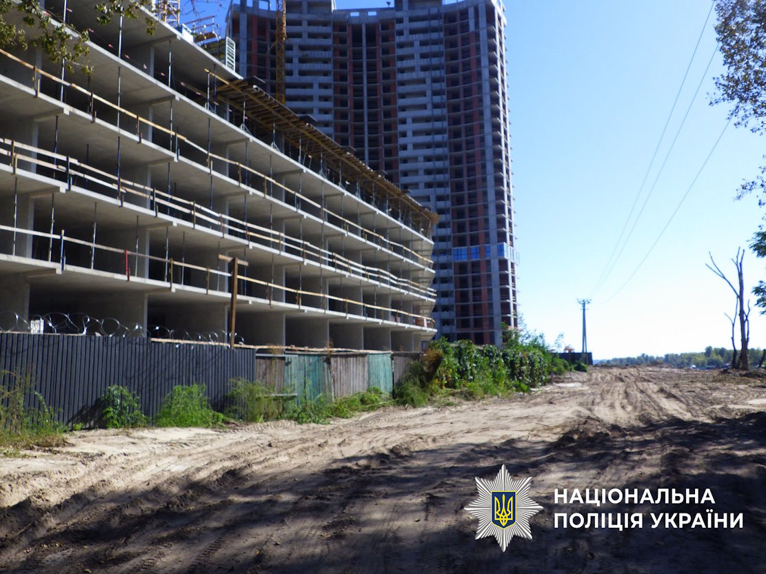 Столичні правоохоронці розпочали кримінальне провадження за фактом незаконного будівництва в прибережній зоні Русанівської протоки.