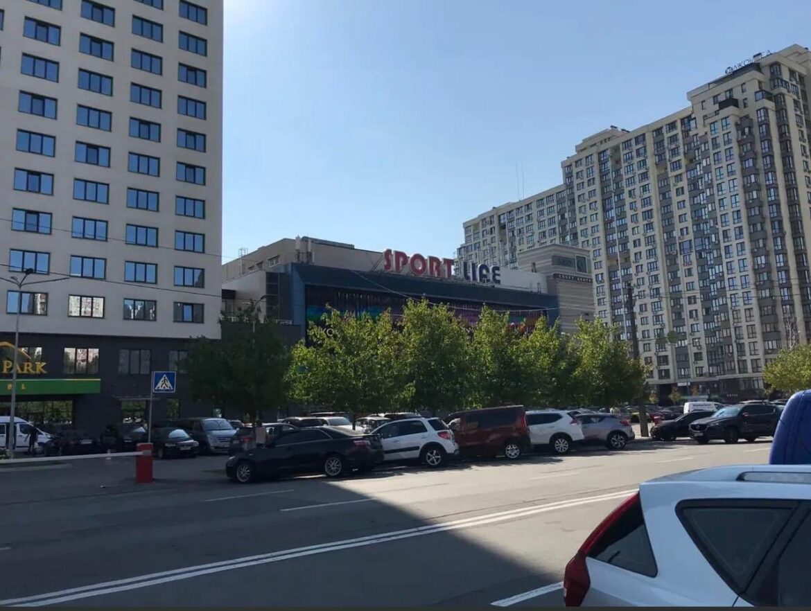 Громадські активісти вимагають від міського голови Віталія Кличка пояснення, чому бюджет недоотримує кошти від продажу паркувальних місць для автомобілів