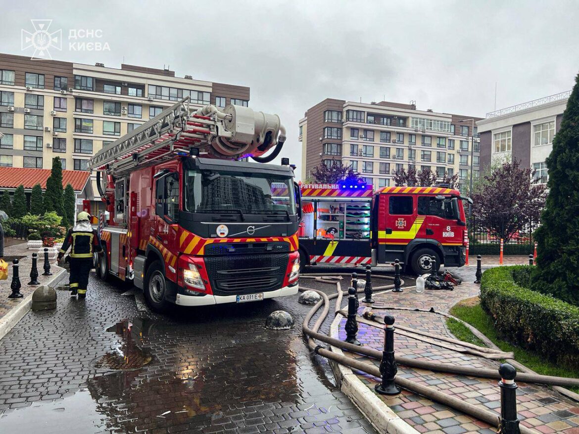 Столичні рятувальники ліквідували пожежу в багатоповерховому будинку на вулиці Максимовича.