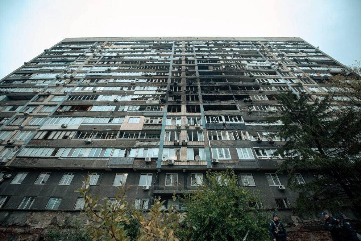 Через російську атаку в Києві без енергопостачання наразі перебувають 2 939 об’єктів інфраструктури.