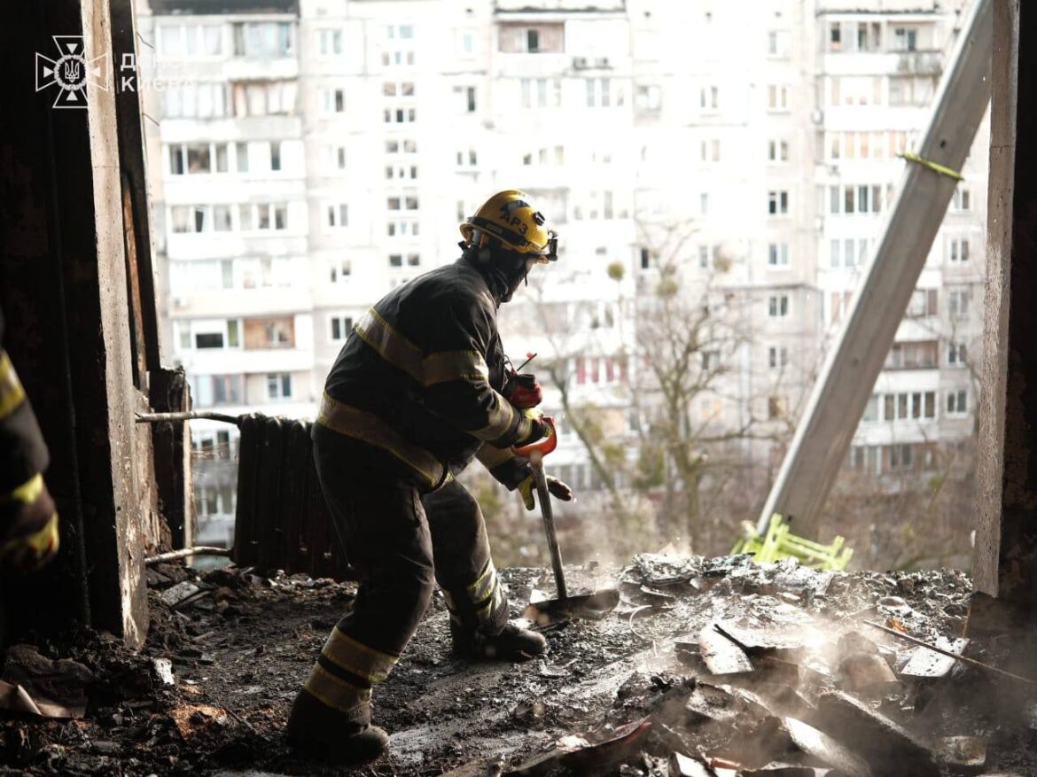 У Деснянському та Дніпровському районах триває ліквідація наслідків нічного російського обстрілу.