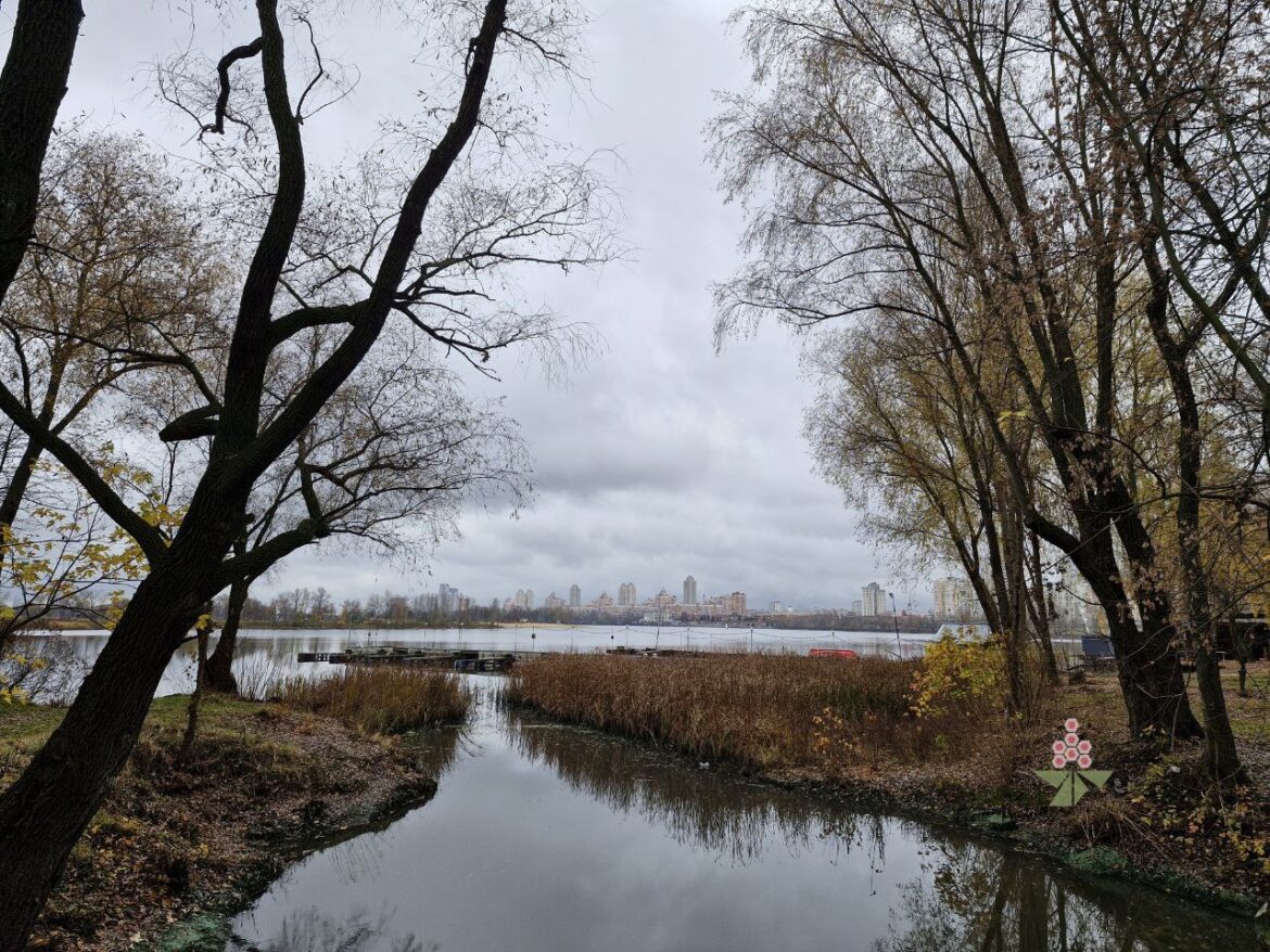 У четвер, 18 грудня, на території Києва та області очікується здебільшого хмарна погода, проте буде досить тепло і сухо.