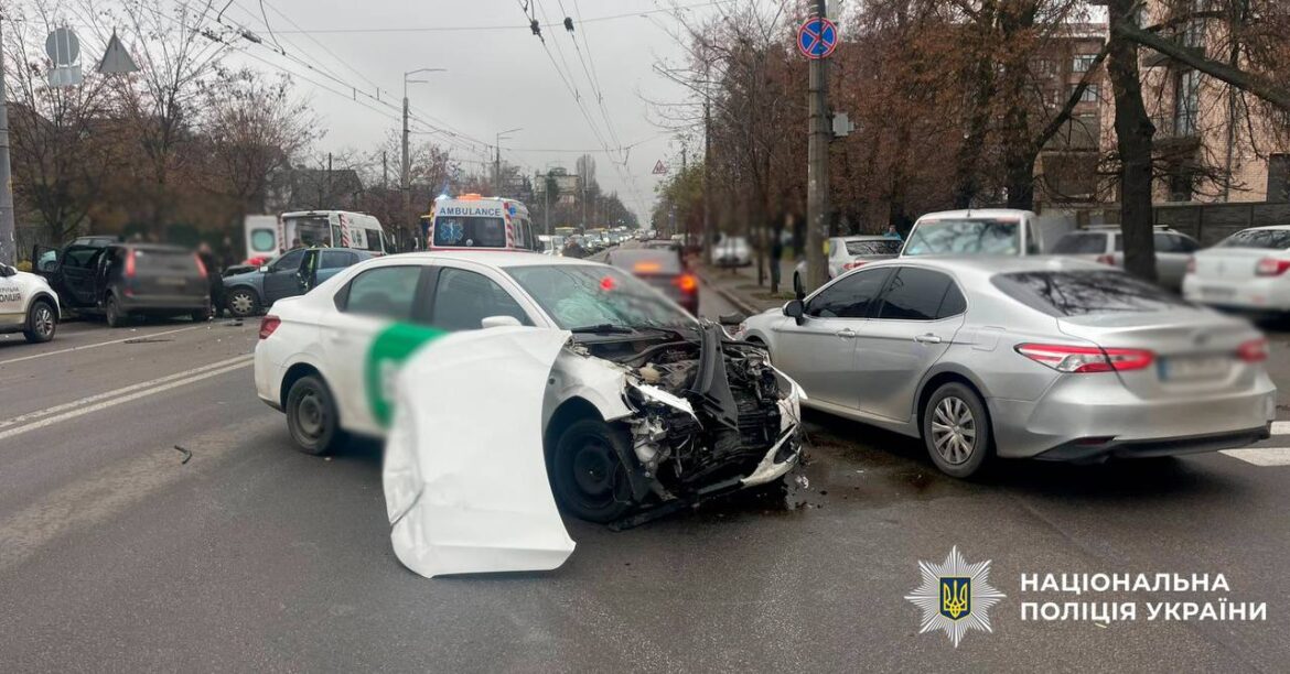 На вулиці Щербаківського в Шевченківському районі столиці сталася потрійна ДТП.