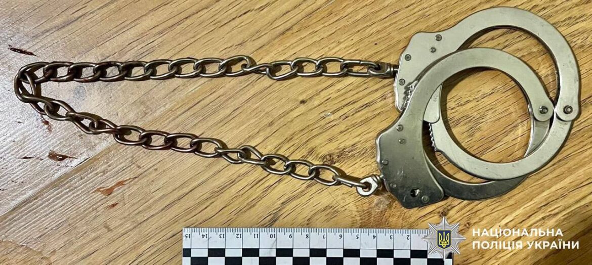 Столичні поліцейські затримали чоловіка, який під час конфлікту задушив кайданками свого знайомого в одній з квартир Голосіївського району.