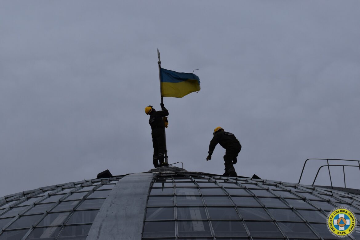 Рятувальники Київської аварійно-рятувальної служби здійснили спеціальну операцію з оновлення прапора України